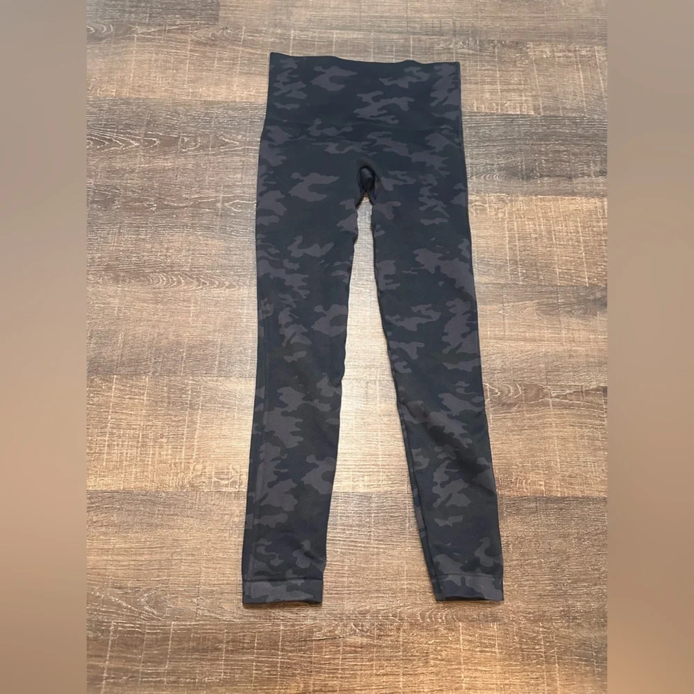 SPANX LOOK AT ME NOW BLACK CAMO LEGGING SIZE Medium - Picture 2 of 4
